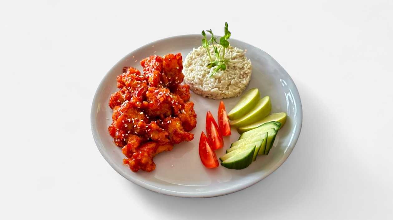 Honey glazed chicken fillet pieces with apples, basmati rice and vegetables