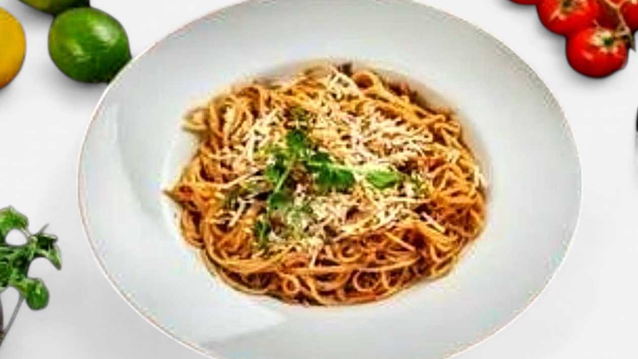 Spageti ar bekonu un ceptiem sīpoliem