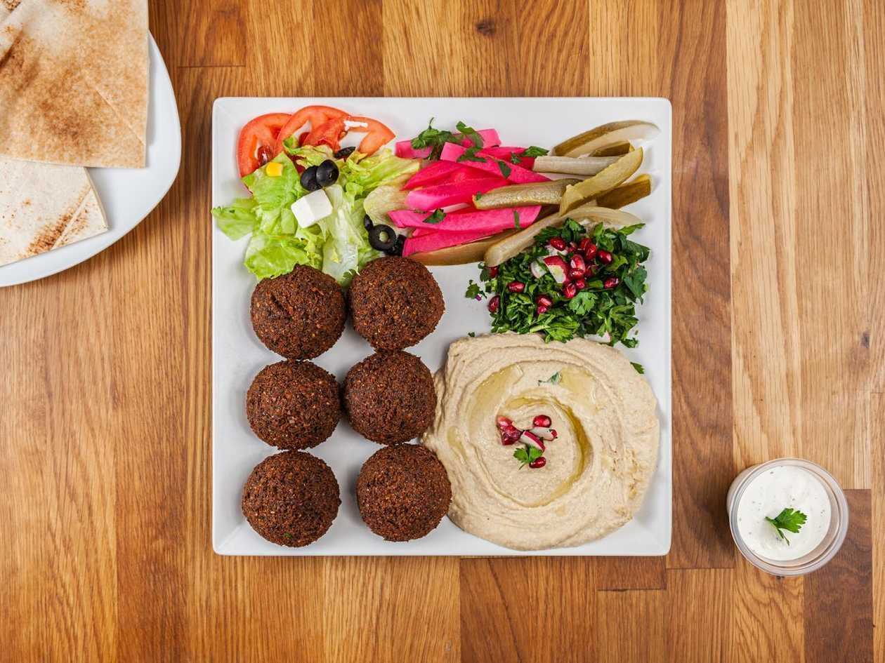 Falafel na talerzu