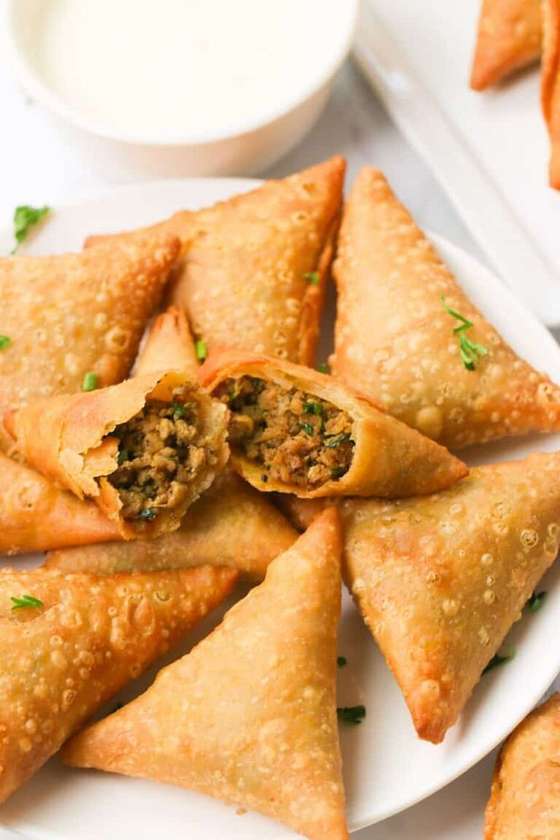 8pcs Samosa ( fried pastry with savory filling of minced meat / vegetables / hot sauce )