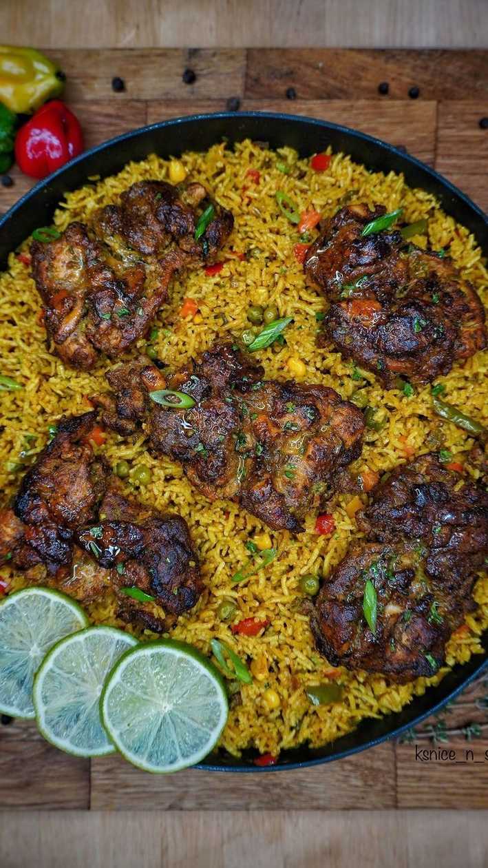 Curry rice ( Curry rice and vegetables mixed with assorted meat )
