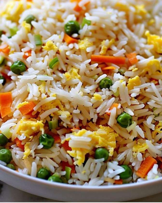 Egg fried rice ( stirred fried rice , eggs and vegetables )