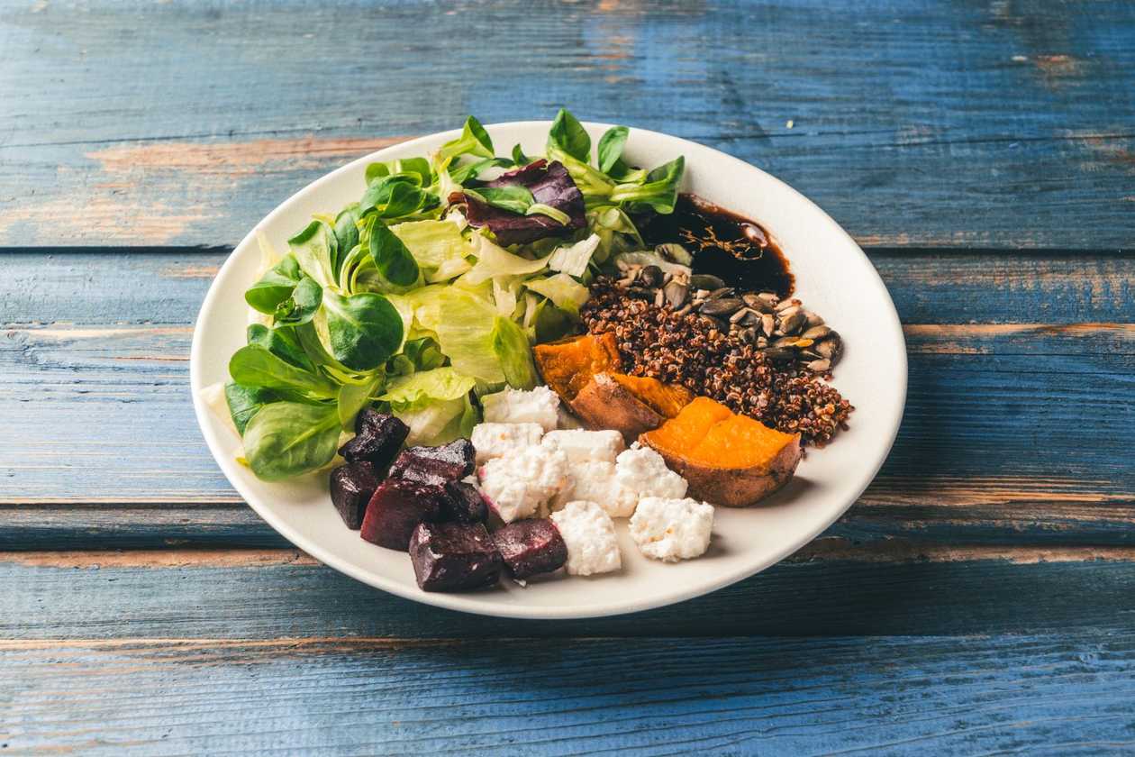Salad with feta cheese and beetroot