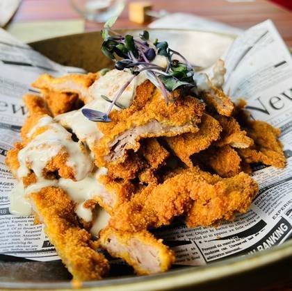 Beef Schnitzel cu Rucola si Sos cheddar