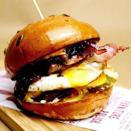 Alouette Burger cu cartofi prăjiți