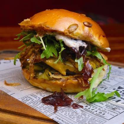 Truffle Lady Burger cu cartofi prăjiți