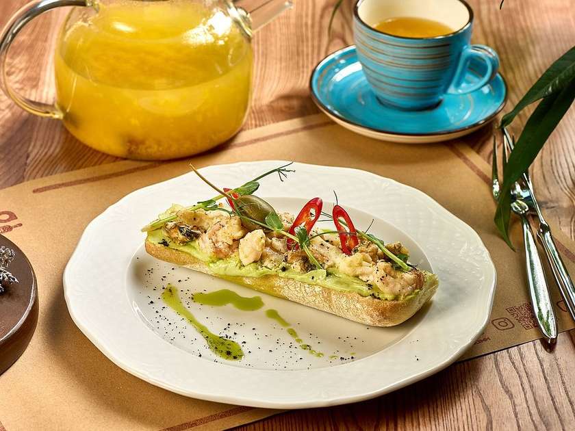 Брускета з гуакамоле та обсмаженими морепродуктами