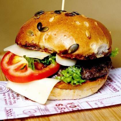 Easy Cheesy Burger cu cartofi prăjiți