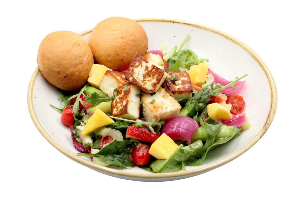 Salad with grilled halloumi and vinegrette sauce