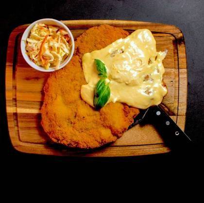 Schnitzel Habsburgic cu Salată Coleslaw