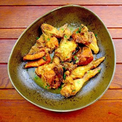 galetto cu cartofi prăjiți și mujdei