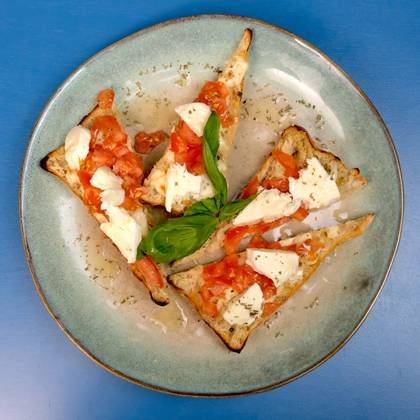 Bruschete cu roșii și pesto de busuioc