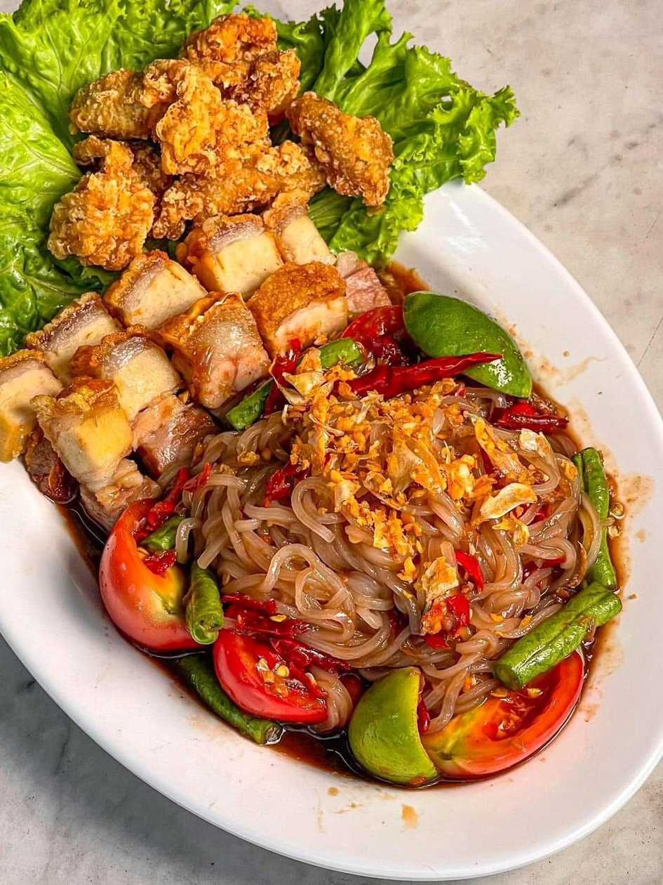 Spicy rice noodle salad crispy pork (ตำเส้นเล็กหมูกรอบ)