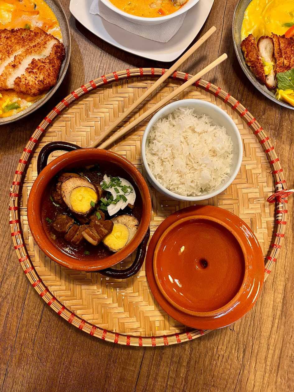 Orez cu porc caramelizat în stil Chinezesc / Cơm thịt lợn kho tàu