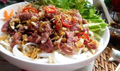 Tăiței lați fierți cu carne de vită / Phở trộn thịt bò