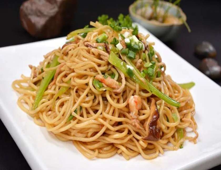Seafood noodles (ผัดหมี่จีนซีฟู้ด)