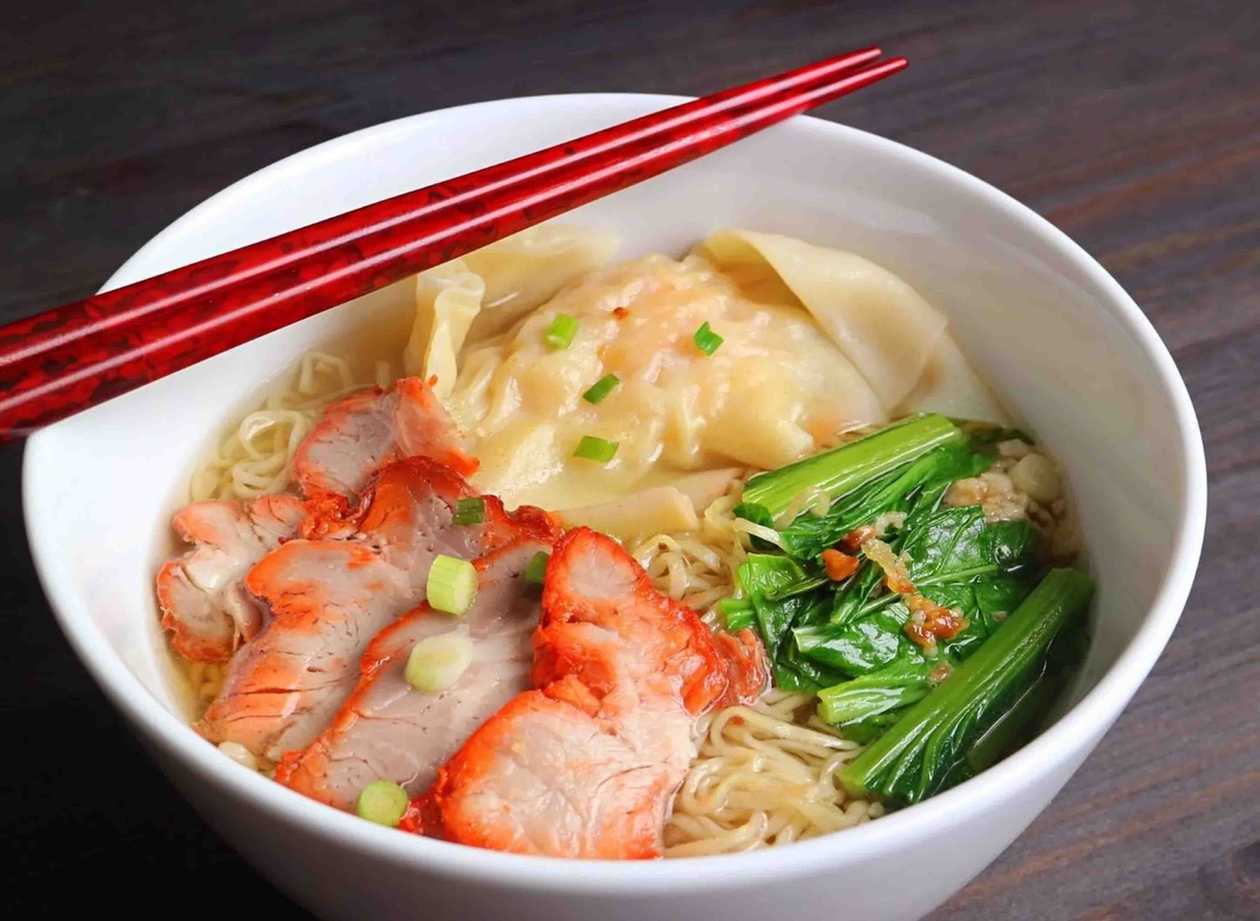 Egg noodles & wonton with BBQ Red pork (บะหมี่เกี๊ยวหมูแดง)