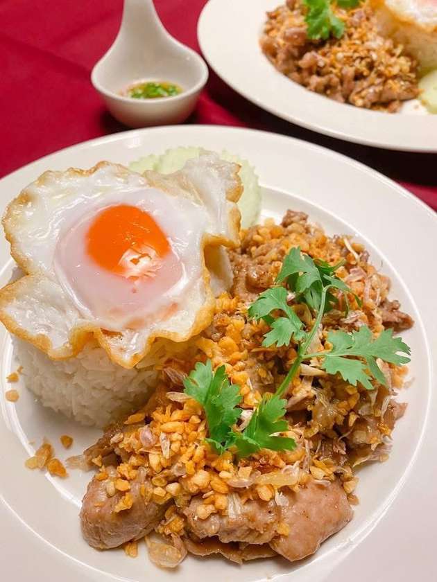 Rice Topped Garlic With Fried Egg (ข้าวกระเทียมไข่ดาว)