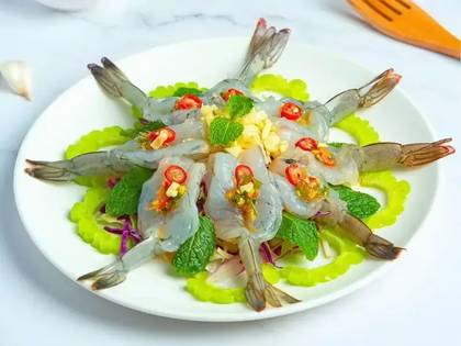 Fresh shrimp with fish sauce (กุ้งแช่น้ำปลา)