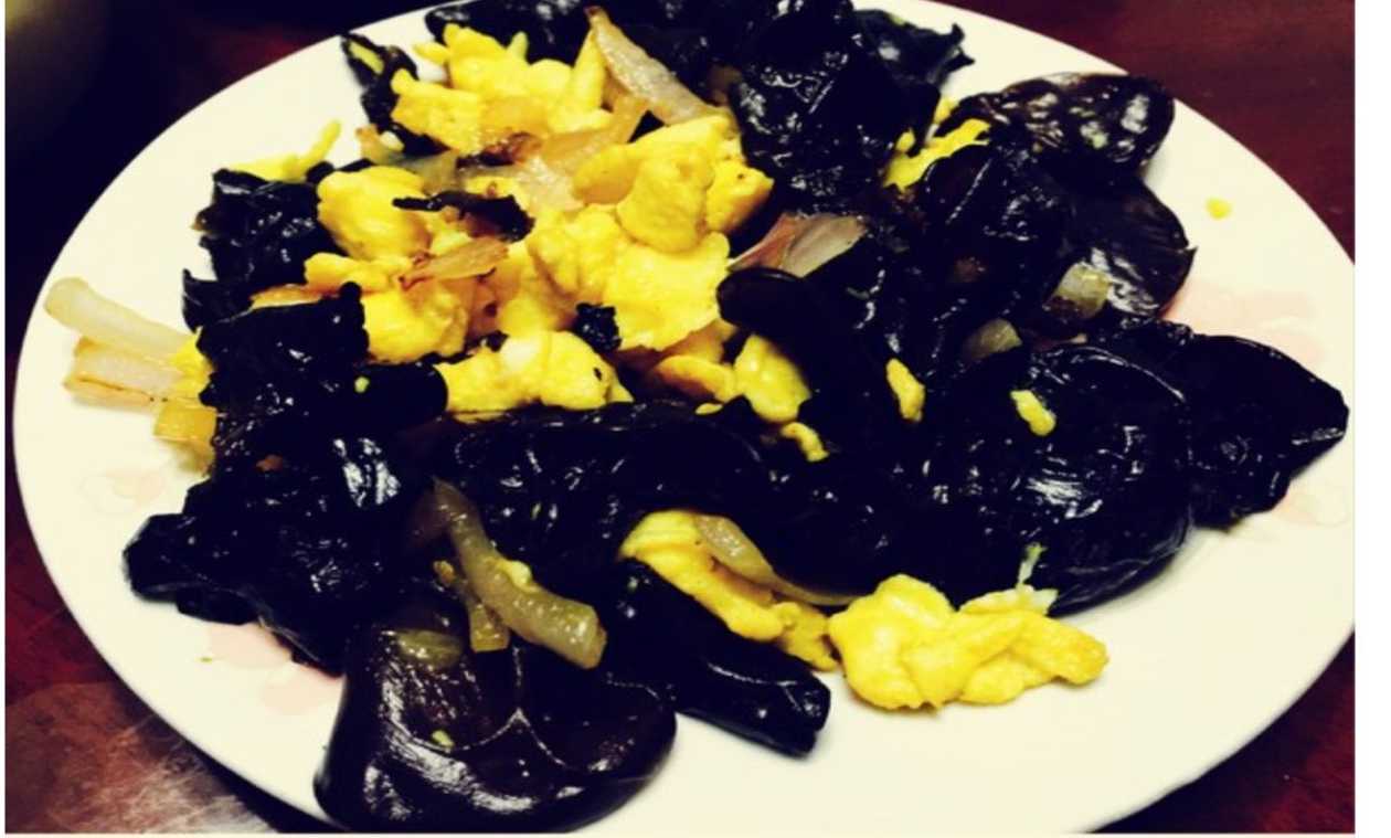 Screamer eggs with black fungus (เห็ดหูหนูผัดไข่)