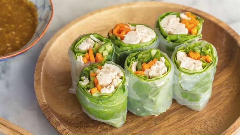 Pachețele de vară cu pui 2 buc/ Gỏi cuốn gà