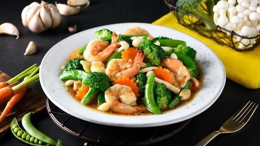 Stir-fried mixed vegetables (ผัดผักรวม)