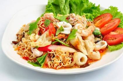 Instant noodle spicy mixed salad (ยำมาม่า)