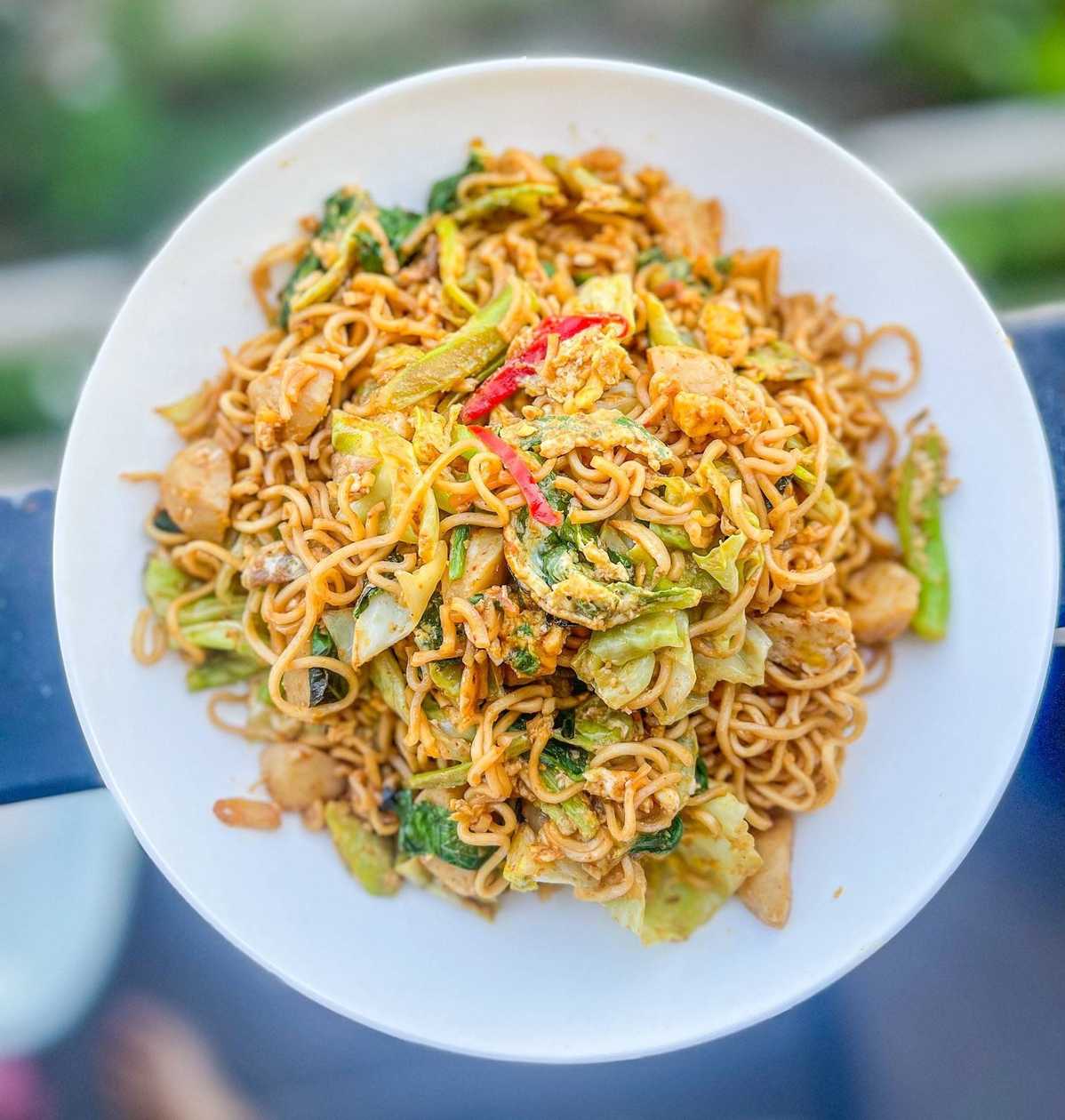 Stir-fried instant noodles (ผัดมาม่า)