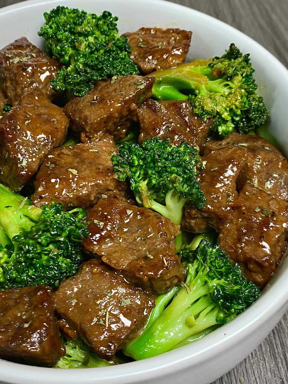 Stir-fried beef with broccoli (เนื้อผัดบล็อคโครี่)