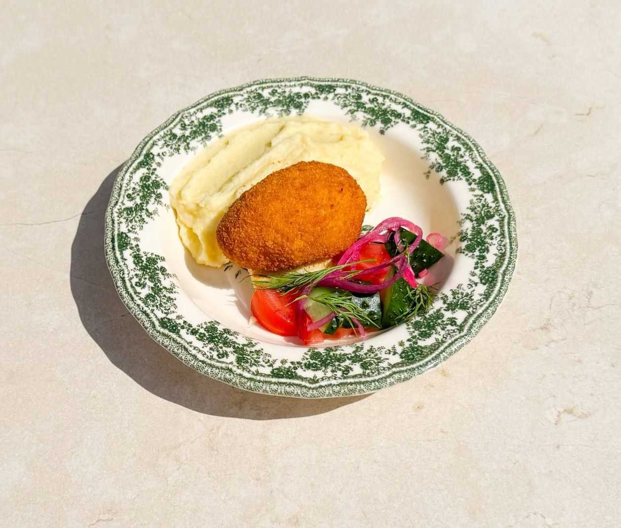 Котлета по київськи з пюре та овочами
