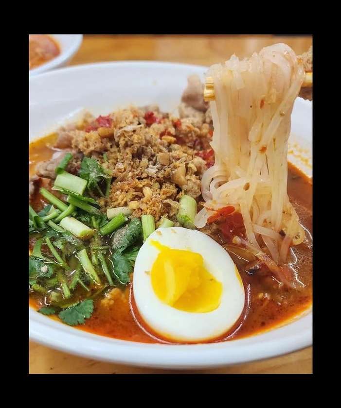 Tom yum noodles with egg (ก๋วยเตี๋ยวต้มยำ+ไข่ต้ม)