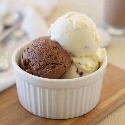 Duo Ice cream ( Vanilla ice cream  and chocolate ice cream