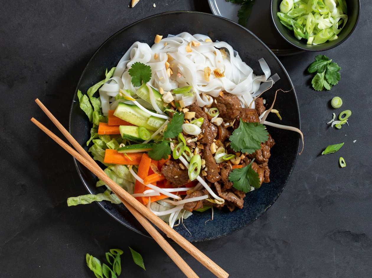 Tăiței subțiri fierți cu carne de vită  / Bún bò Nam bộ