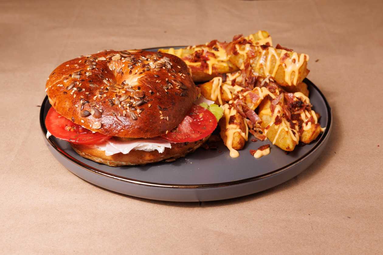Turkey Avocado Bagel cu cartofi wedges la cuptor