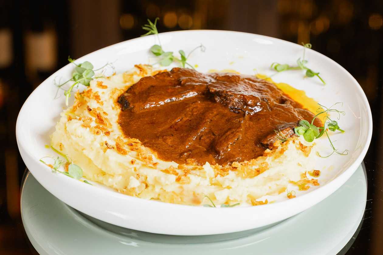 Obrajori de vita Bourguignon cu piure prajit
