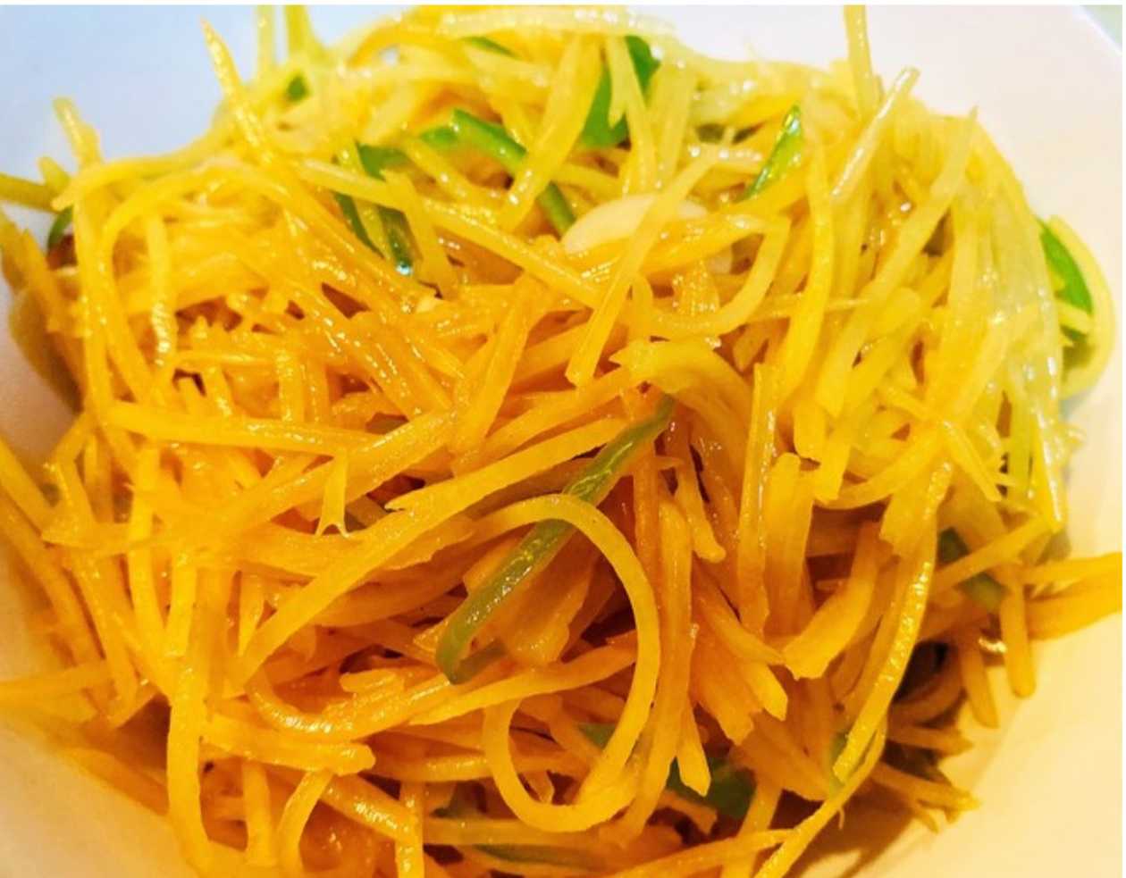 Stir-fried shredded potatoes with vinegar (มันฝรั่งผัดน้ำส้มสายชู)