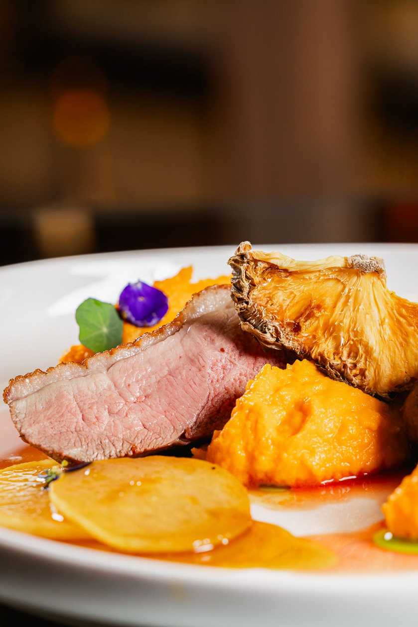 Piept de rata cu para caramelizata si cartofi dulci