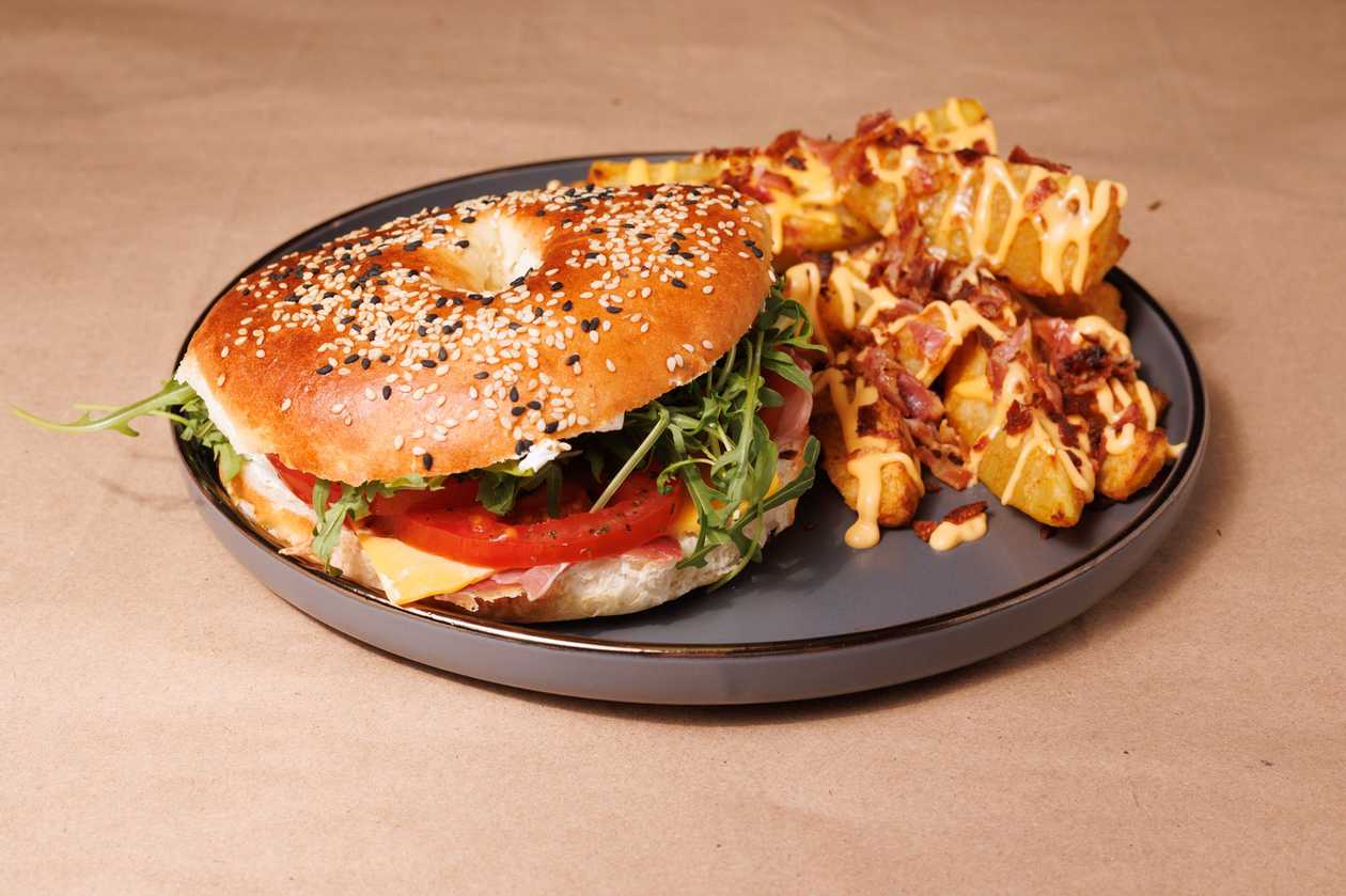 Prosciutto Crudo Bagel si cartofi wedges la cuptor