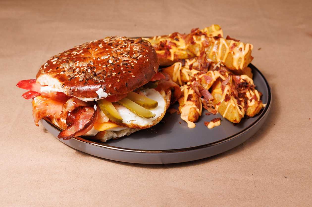 Breakfast Bagel si cartofi wedges la cuptor
