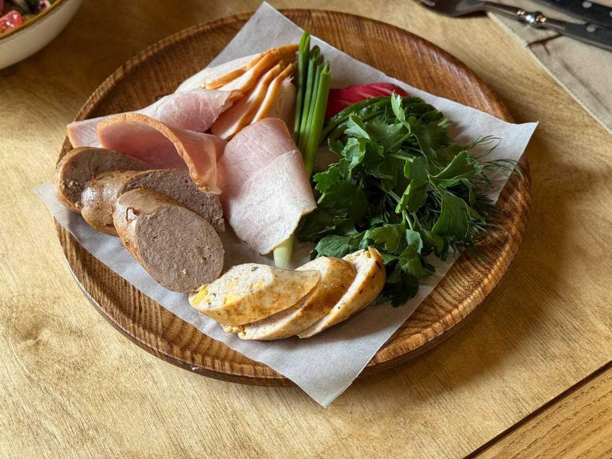 М'ясна дошка ( домашні ковбаски, копчена курка, шинка )