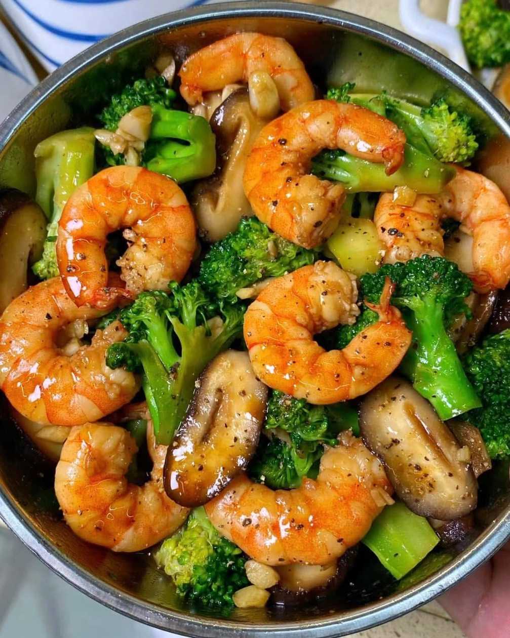 Fried shrimps with broccoli (กุ้งผัดบล็อคโคลี่)