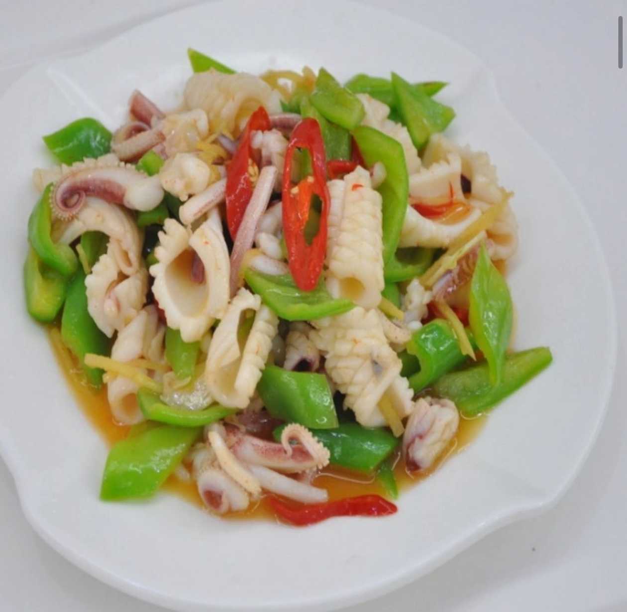 Chilli stir-fried squid(ปลาหมึกผัดพริกจีน)