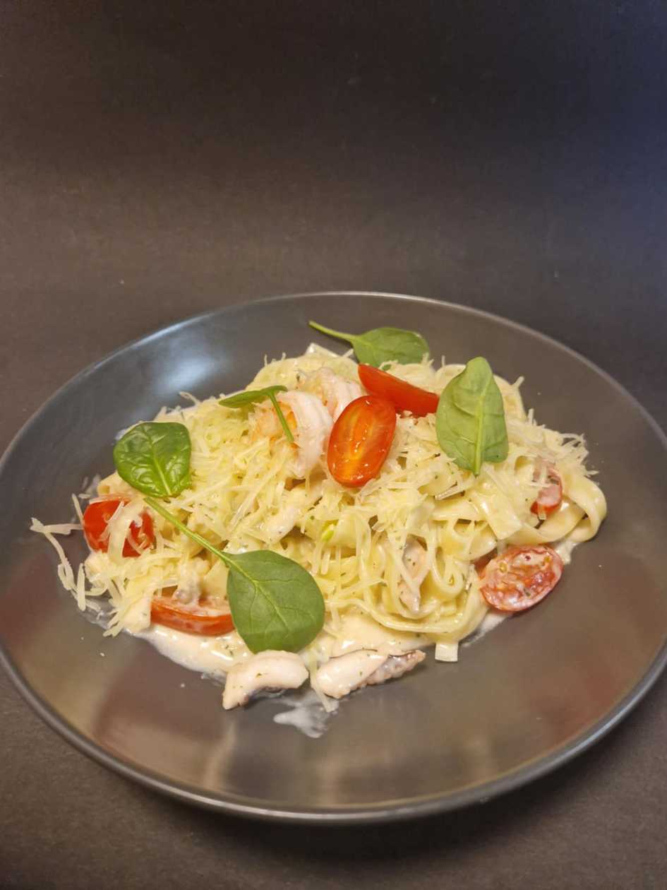 "Tagliatelle" makaronai su jūros gėrybėmis ir sūriu balto vyno, grietinėlės padaže