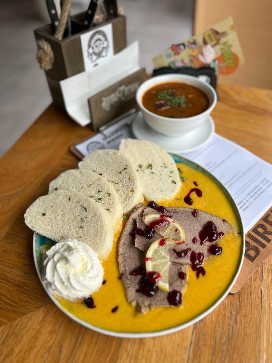 150g. Hovädzia sviečková na smotane, brusnice, parená knedľa