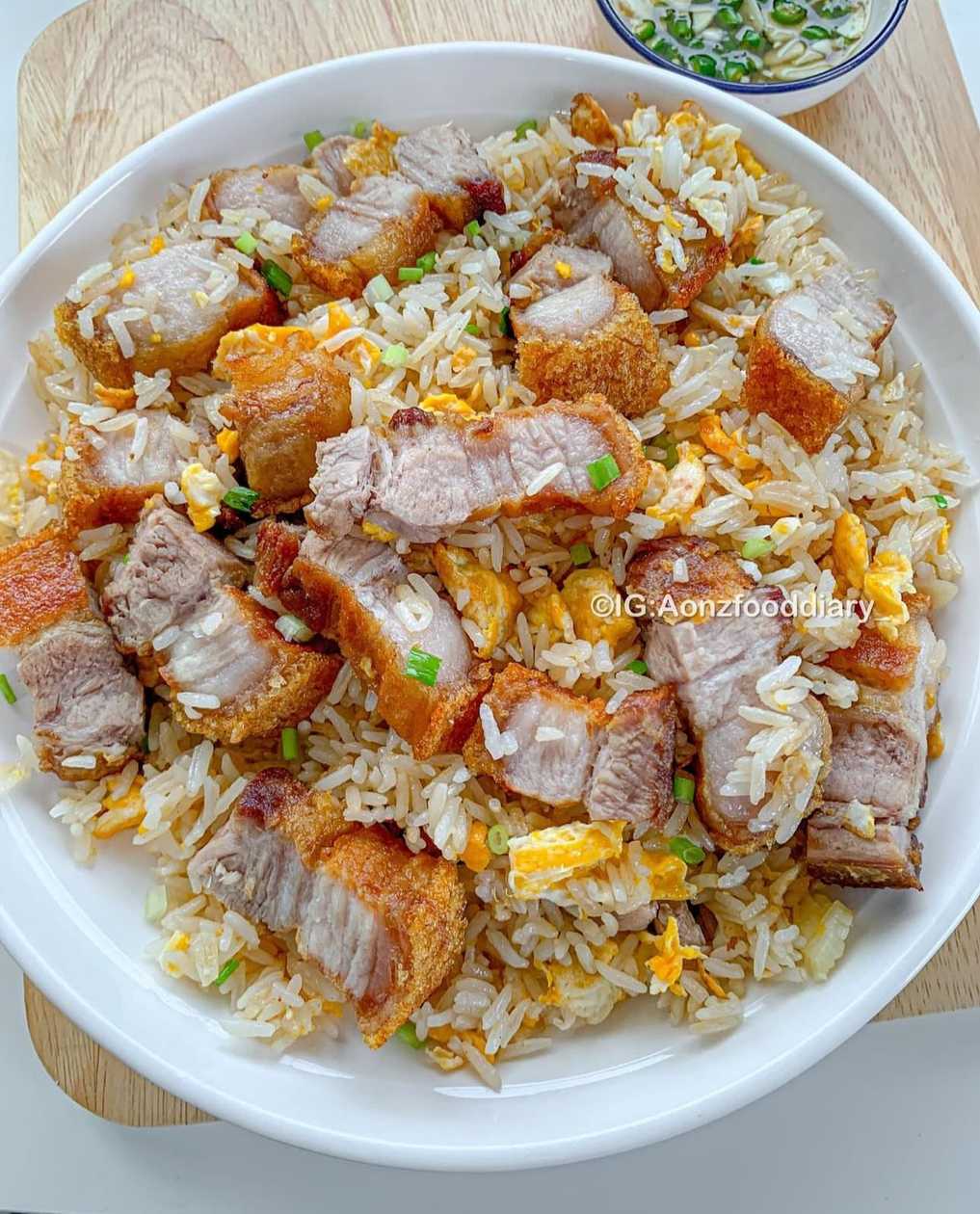 Fried rice with crispy pork(ข้าวผัดหมูกรอบ)