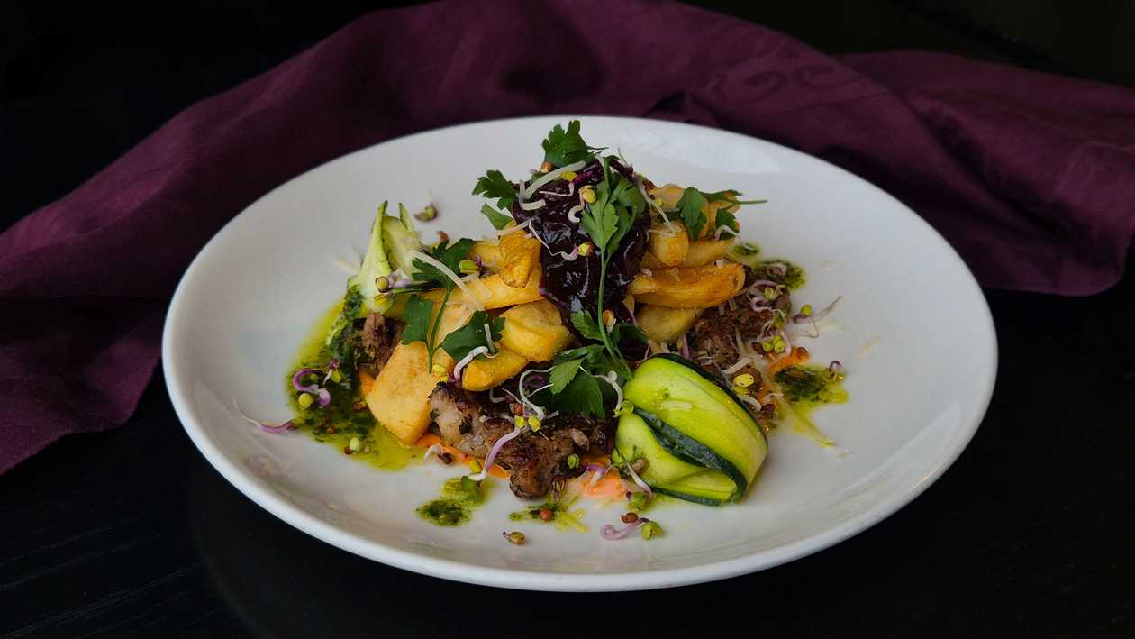 Grilled meat with steakhouse potatoes and onion jam