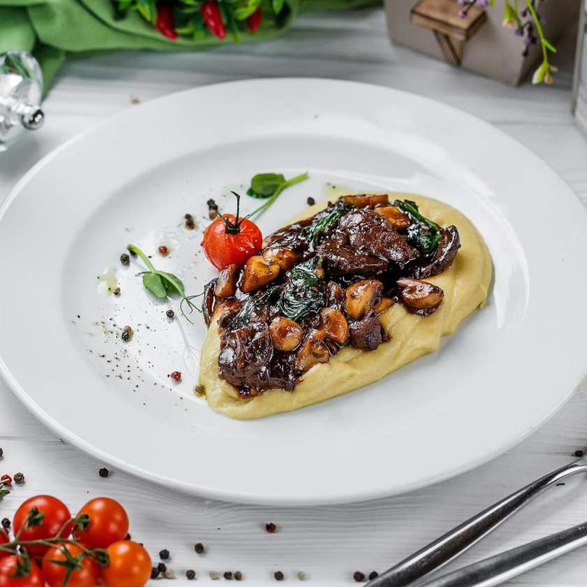 Куряча печiнка пiд винним соусом з пюре (150/150/20 г)