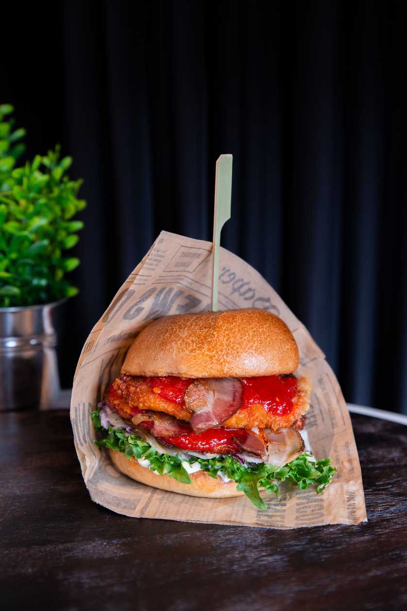 Krõbekana-peekoni burger XL gochujangi kastmega