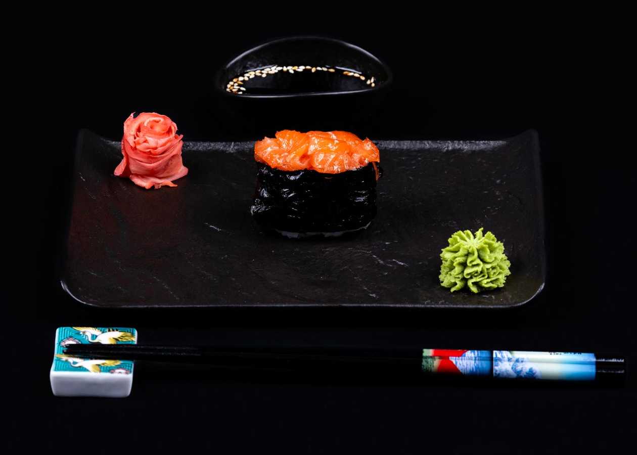 Spicy salmon gunkan