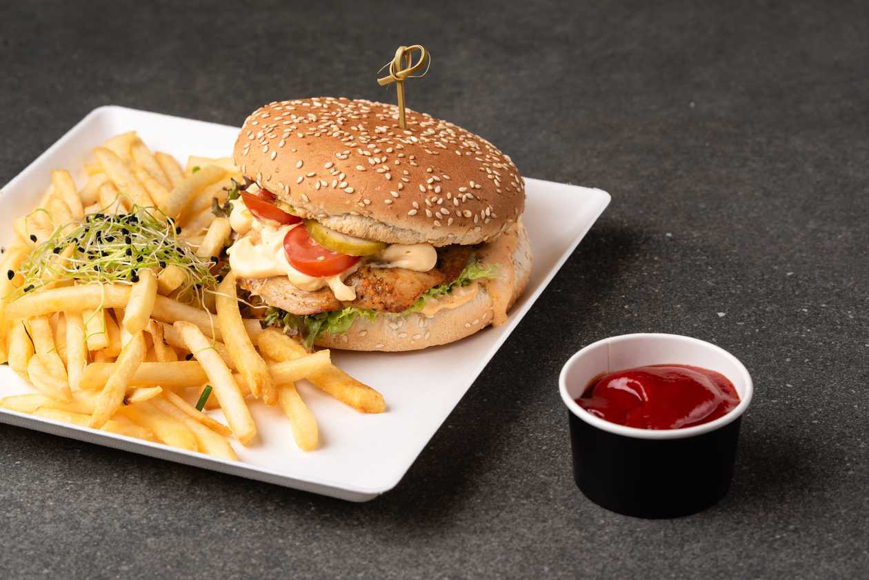 Vištienos burgeris su fri bulvytėmis